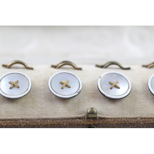 300 - 9ct gold antique mother of pearl dress buttons (7.5g)