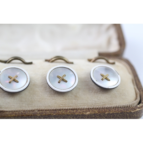 300 - 9ct gold antique mother of pearl dress buttons (7.5g)