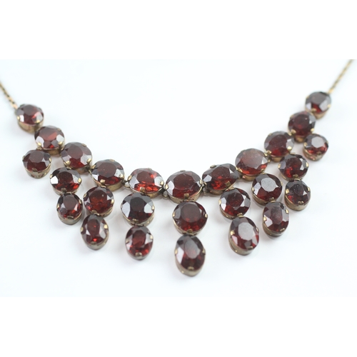 302 - 9ct gold garnet fringe necklace (15.8g)