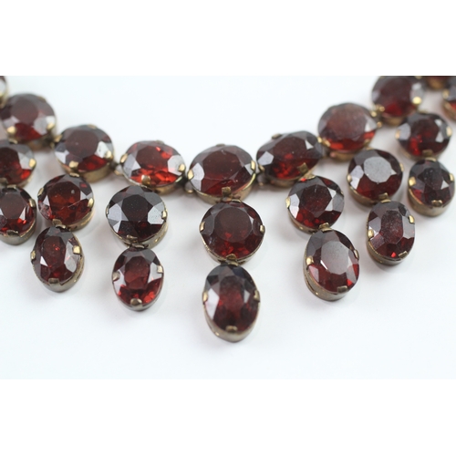 302 - 9ct gold garnet fringe necklace (15.8g)