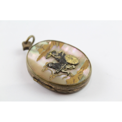 306 - A Japanese Shakudo and mother of pearl locket (15g)