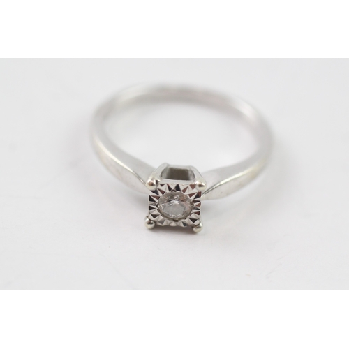 315 - 9ct gold illusion set diamond ring (2.6g) Size M