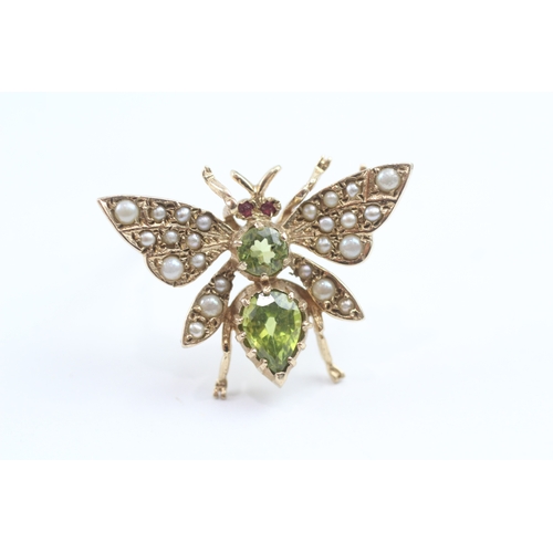 325 - 9ct gold peridot, ruby and seed pearl bug brooch (3.8g)