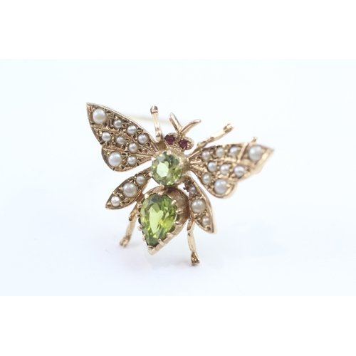 325 - 9ct gold peridot, ruby and seed pearl bug brooch (3.8g)