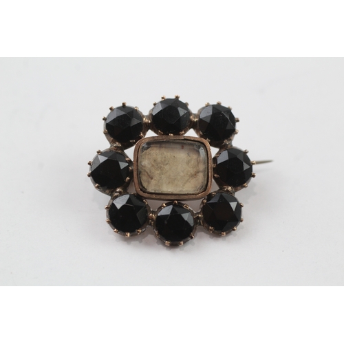 329 - 9ct gold Victorian jet mourning brooch (3.1g)