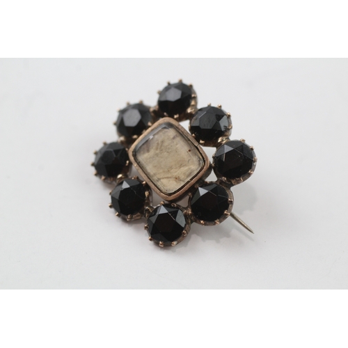 329 - 9ct gold Victorian jet mourning brooch (3.1g)