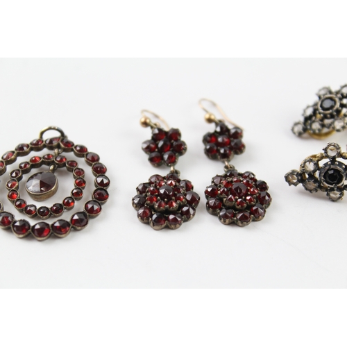 34 - A collection of antique stone set jewellery (14g)