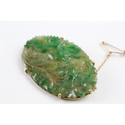 341 - 9ct gold carved jade brooch (10g)