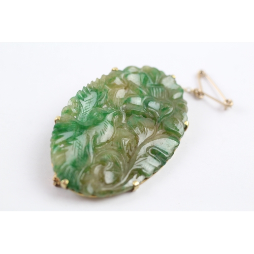 341 - 9ct gold carved jade brooch (10g)