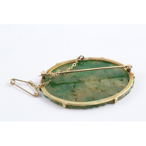 341 - 9ct gold carved jade brooch (10g)