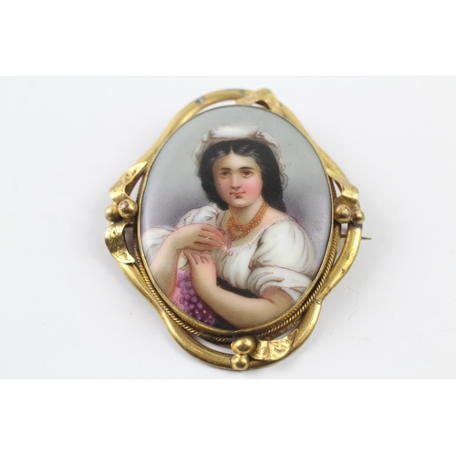 352 - 9ct gold backed Victorian portrait brooch (17.8g)