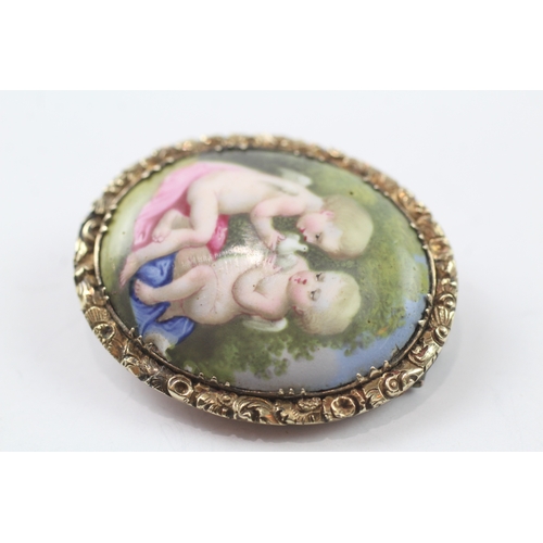 363 - 9ct gold backed painted cherub brooch (7.4g)