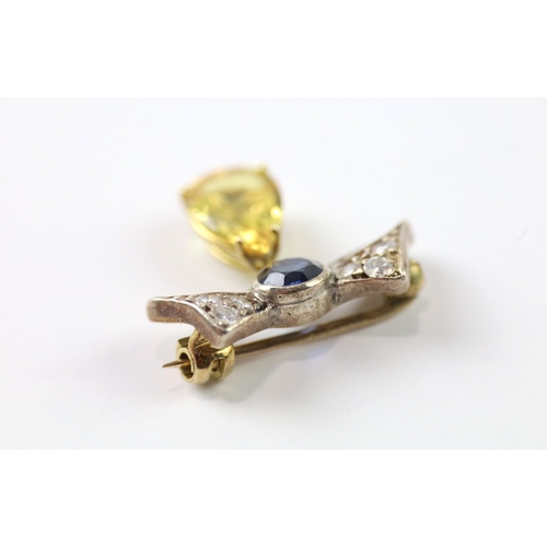 383 - A gold and silver bow brooch set with diamond and yellow and blue sapphires (2.6g)