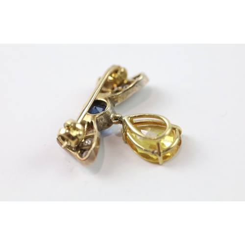 383 - A gold and silver bow brooch set with diamond and yellow and blue sapphires (2.6g)