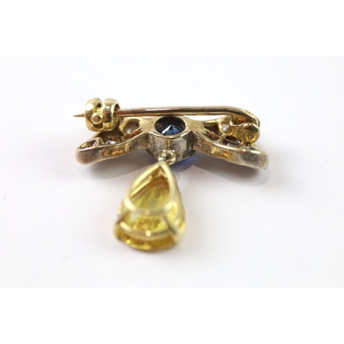 383 - A gold and silver bow brooch set with diamond and yellow and blue sapphires (2.6g)