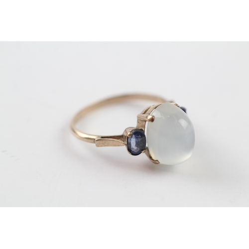 39 - 9ct gold moonstone and sapphire ring (3.3g) Size P 1/2