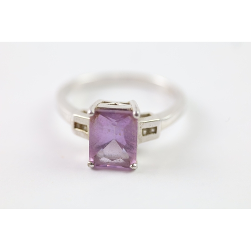 394 - 9ct white gold amethyst and white gemstone trilogy dress ring (3.6g) Size O