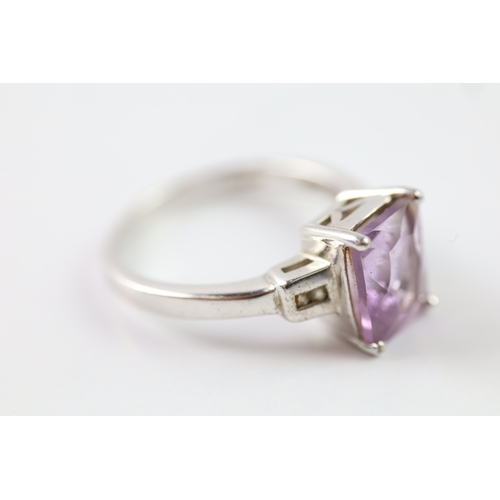 394 - 9ct white gold amethyst and white gemstone trilogy dress ring (3.6g) Size O