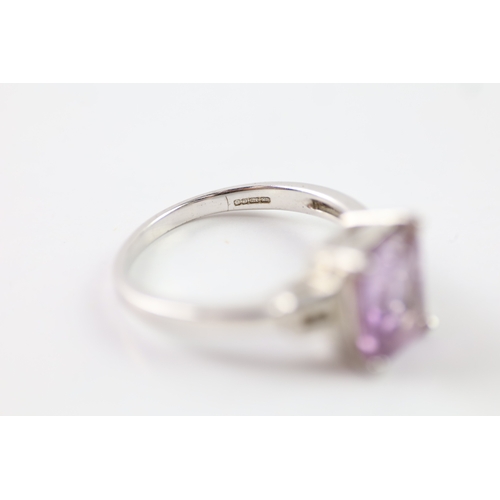 394 - 9ct white gold amethyst and white gemstone trilogy dress ring (3.6g) Size O