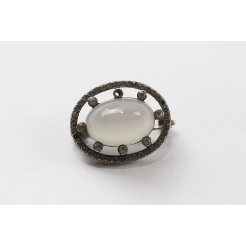 395 - Low carat and silver chalcedony and paste brooch (3.2g)