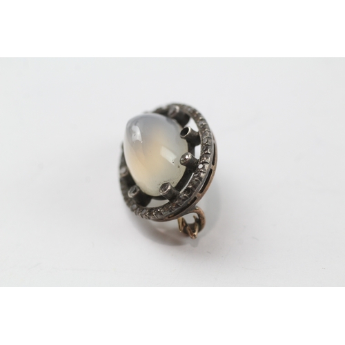 395 - Low carat and silver chalcedony and paste brooch (3.2g)