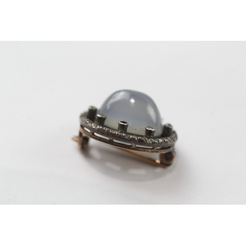 395 - Low carat and silver chalcedony and paste brooch (3.2g)