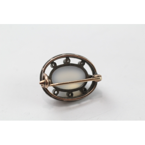 395 - Low carat and silver chalcedony and paste brooch (3.2g)