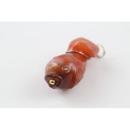 398 - 14ct gold mounted agate koi pendant (8.9g)