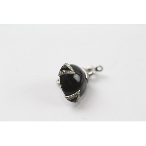 399 - Platinum, onyx and diamond jewellery component (2.9g)