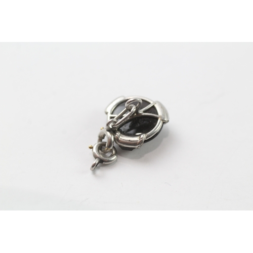 399 - Platinum, onyx and diamond jewellery component (2.9g)