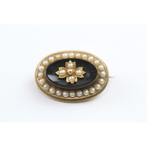 402 - 15ct gold Victorian mourning brooch set with onyx and seed pearl (5.3g)