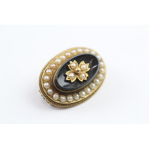 402 - 15ct gold Victorian mourning brooch set with onyx and seed pearl (5.3g)