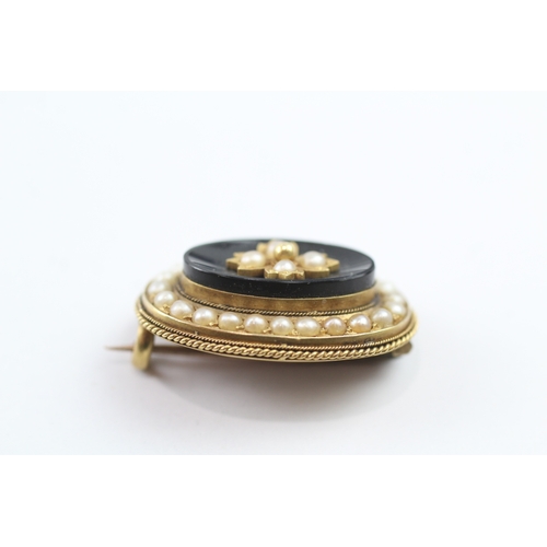 402 - 15ct gold Victorian mourning brooch set with onyx and seed pearl (5.3g)