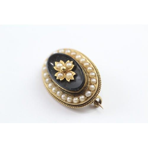 402 - 15ct gold Victorian mourning brooch set with onyx and seed pearl (5.3g)