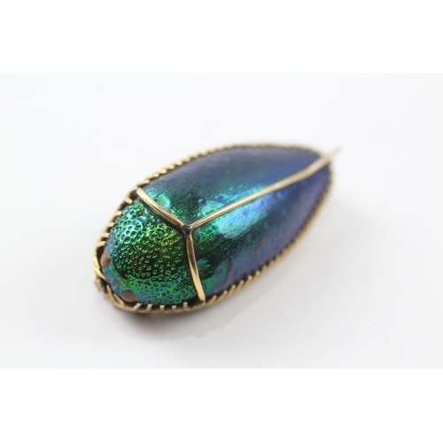 403 - 9ct gold mounted rainbow beetle brooch (3.7g)