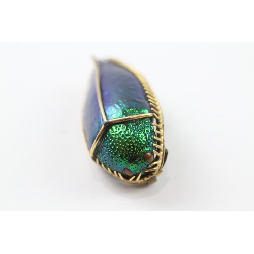 403 - 9ct gold mounted rainbow beetle brooch (3.7g)