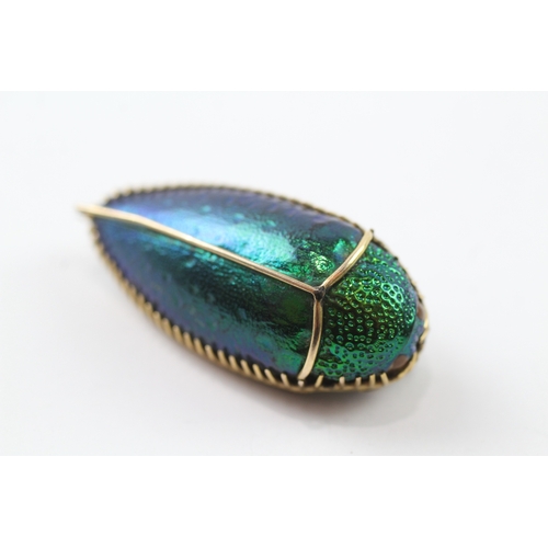 403 - 9ct gold mounted rainbow beetle brooch (3.7g)