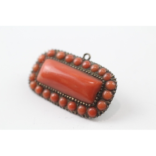 405 - 9ct gold Victorian coral set brooch (6.1g)