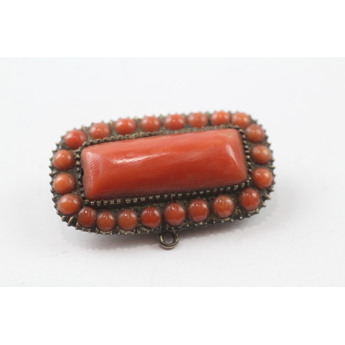 405 - 9ct gold Victorian coral set brooch (6.1g)