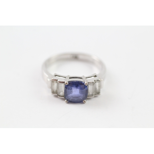 407 - 18ct gold blue and white sapphire set ring (4.7g) Size P