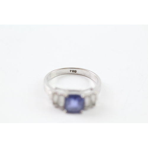 407 - 18ct gold blue and white sapphire set ring (4.7g) Size P