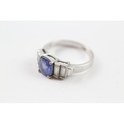 407 - 18ct gold blue and white sapphire set ring (4.7g) Size P