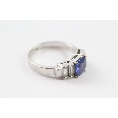 407 - 18ct gold blue and white sapphire set ring (4.7g) Size P