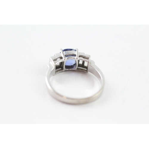 407 - 18ct gold blue and white sapphire set ring (4.7g) Size P