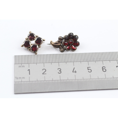 420 - Two Victorian gold garnet brooches (3.6g)