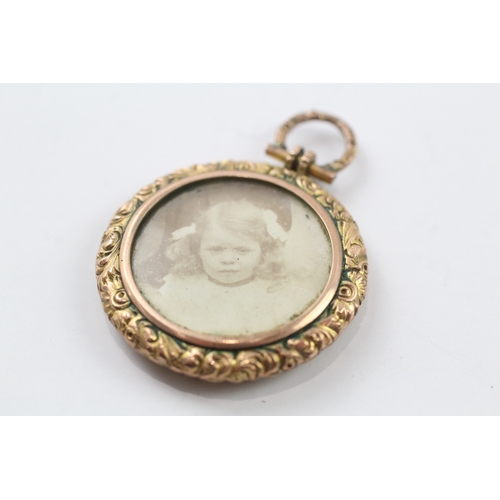 421 - 9ct gold antique double sided photo locket (7.4g)