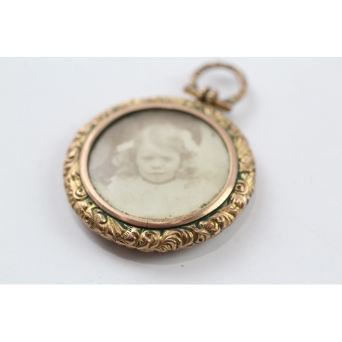 421 - 9ct gold antique double sided photo locket (7.4g)