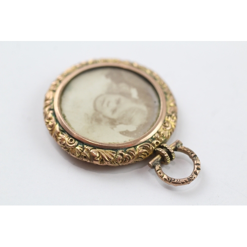 421 - 9ct gold antique double sided photo locket (7.4g)