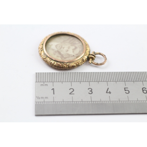 421 - 9ct gold antique double sided photo locket (7.4g)