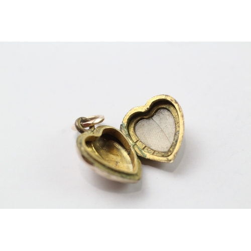 452 - 9ct gold back and front heart design locket (1.7g)